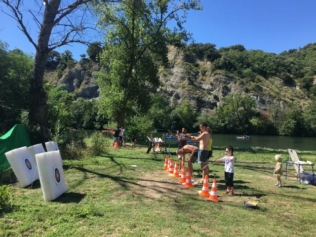 Terrain avec cônes et tente