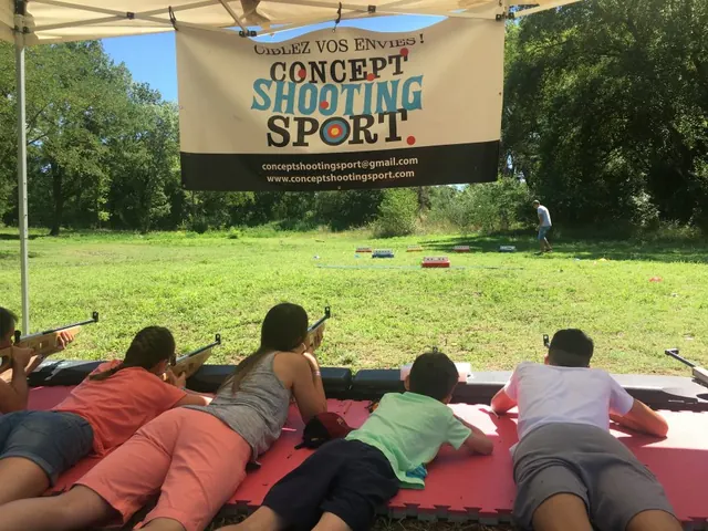 Enfants couchés sur tapis