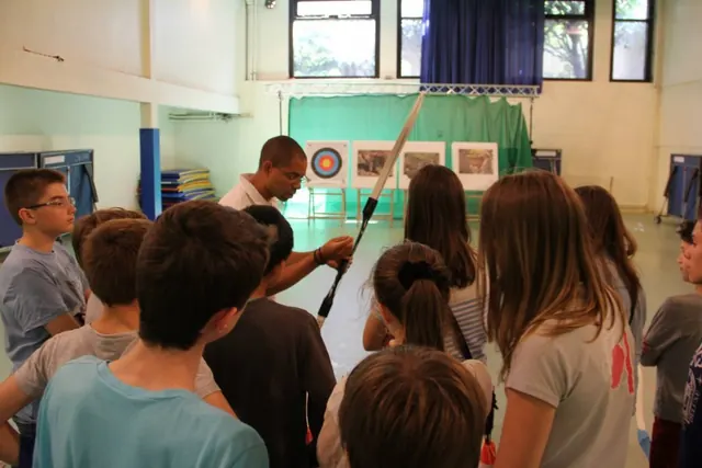 Groupe de participants en salle