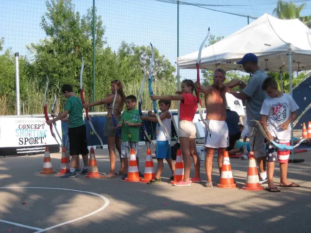 Groupe devant une tente