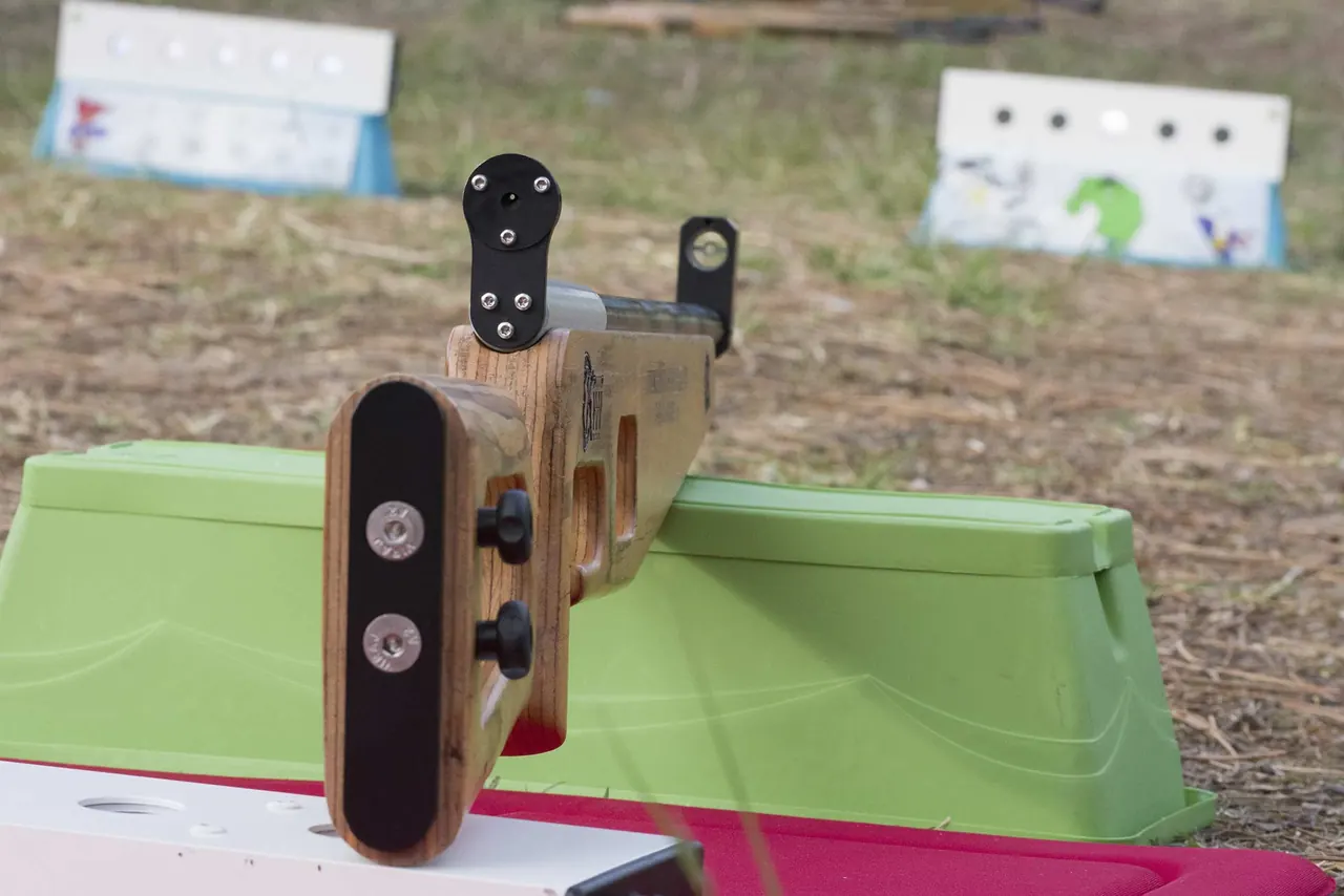 Carabine laser en bois vue en gros plan