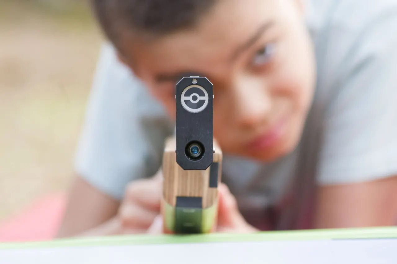 Enfant tenant une carabine laser lors d'une animation de biathlon laser