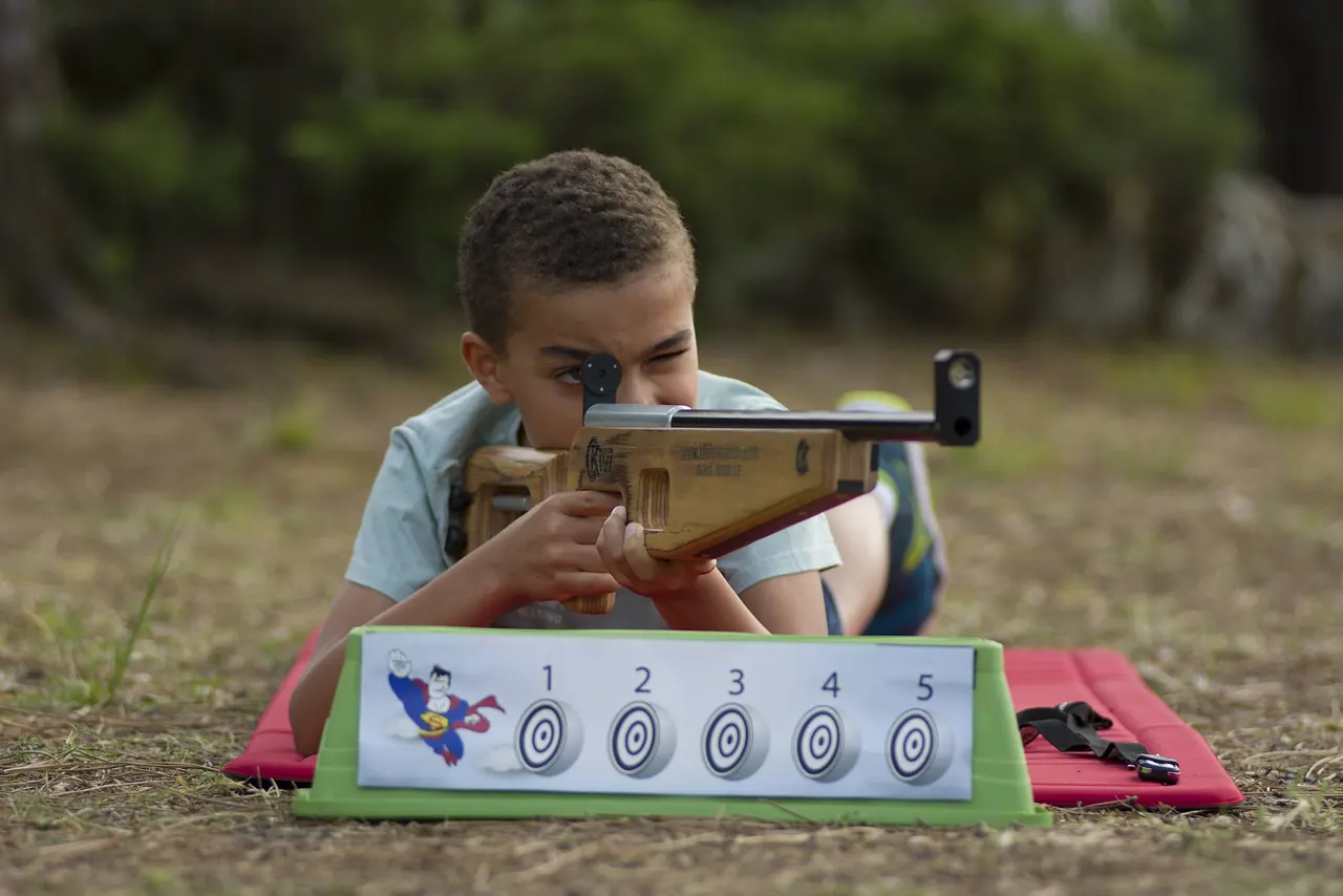 Enfant en tir couché sur tapis