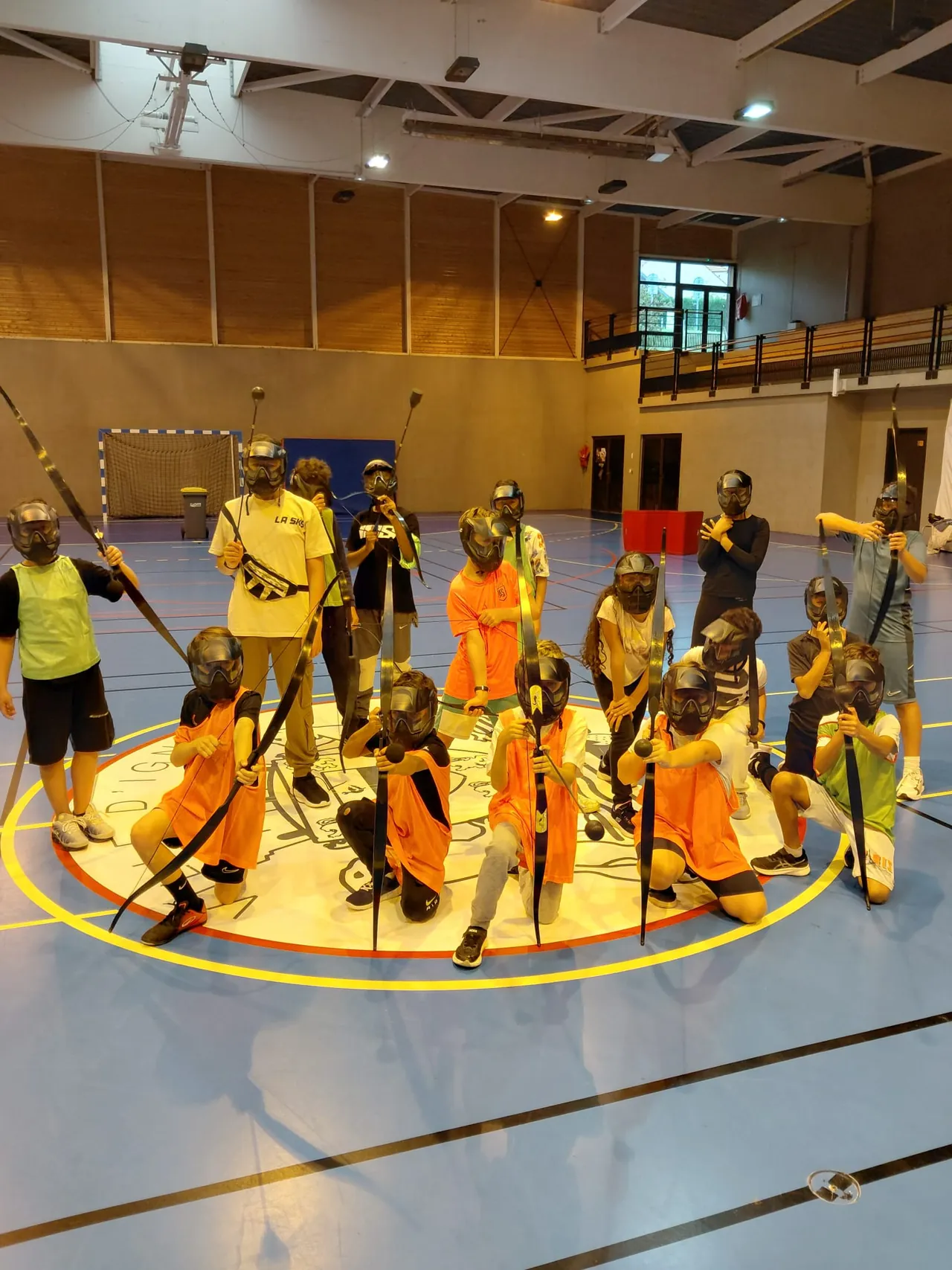 Les équipes réunies au centre du gymnase avant la partie
