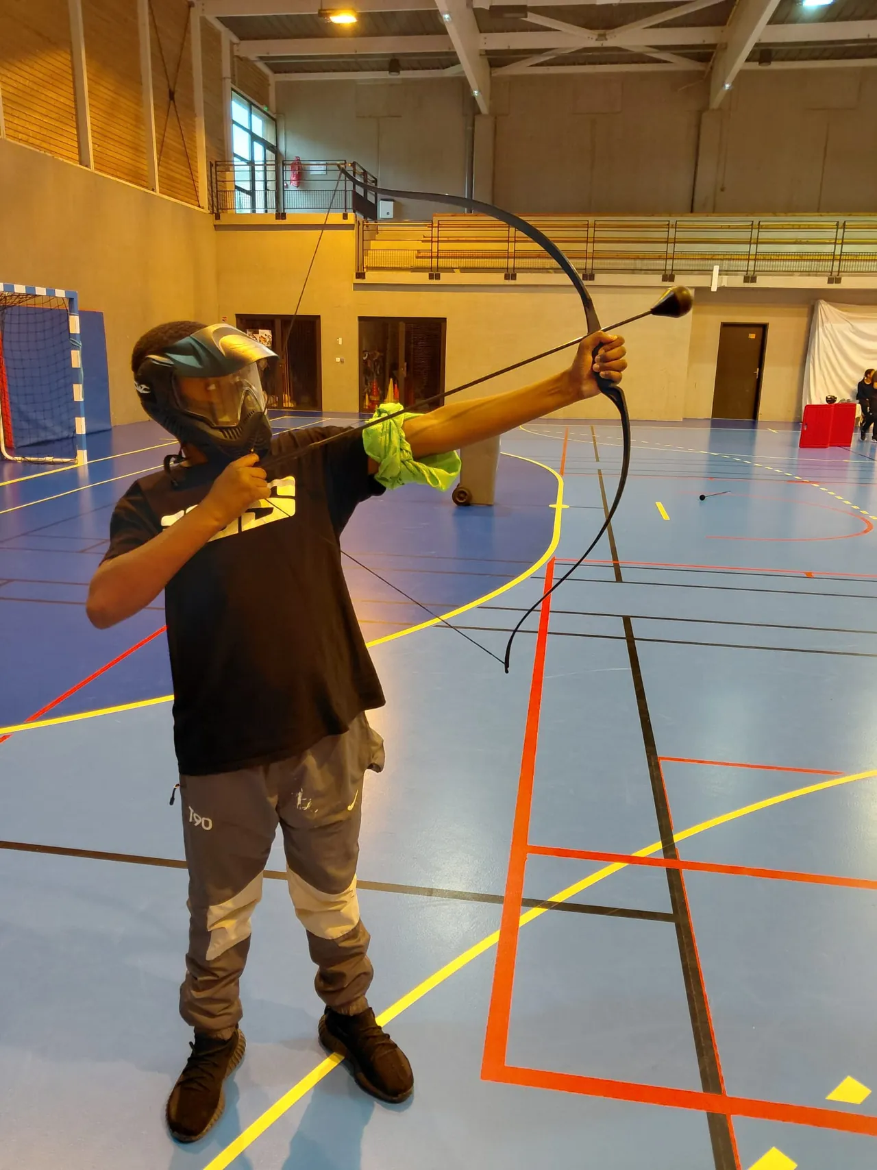 Archer en position de tir sur le terrain de sport